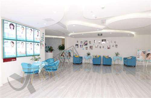 二、成都渼淳玉颜医疗美容门诊部正规吗?来看看医院资质: